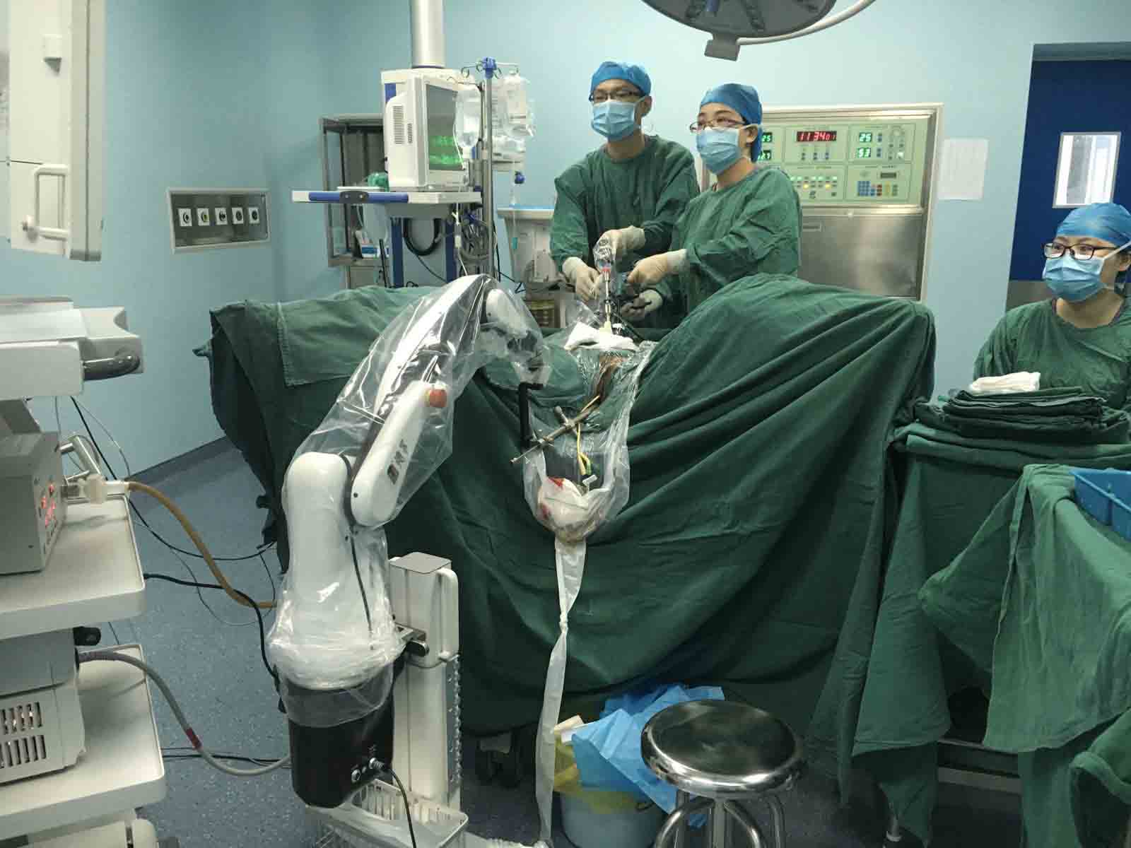 德易内镜机器人在妇科、普外科(甲状腺）、耳鼻喉科、泌尿外科的广泛应用