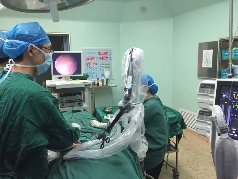 德易铭睿机器人在单孔腹腔镜手术中实现完全代替扶镜助手工作 